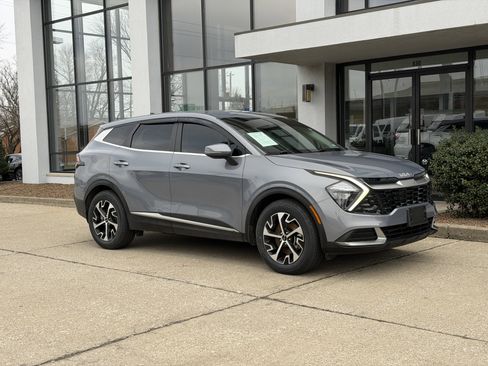 Used 2023 Kia Sportage EX image 2