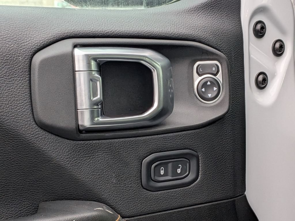 Used 2025 Jeep Wrangler Unlimited Sahara AWD/4WD image 11