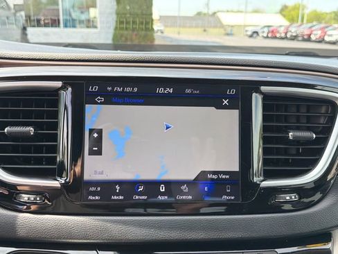 Used 2018 Chrysler Pacifica Touring-L Plus FWD image 25