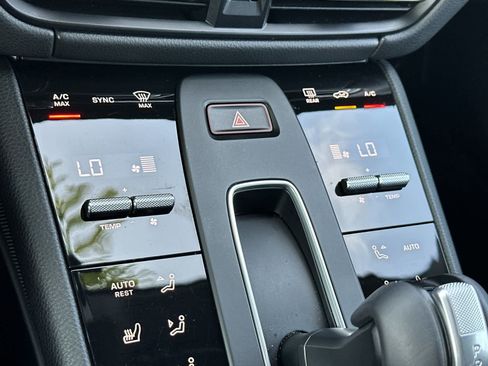 Certified 2025 Porsche Macan AWD/4WD image 24