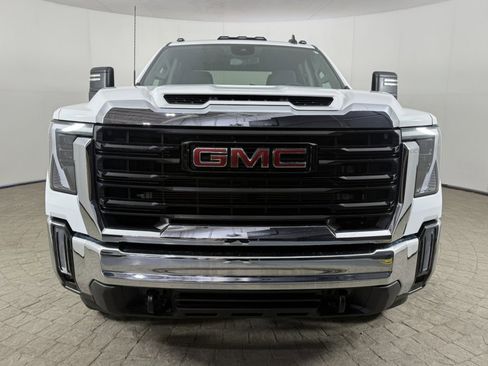 Used 2024 GMC Sierra 2500 Pro AWD/4WD image 2