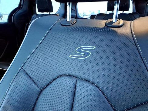 Used 2023 Chrysler Pacifica Limited w/ Uconnect Theater Family Group image 20