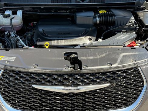 Used 2023 Chrysler Pacifica Touring-L FWD image 26