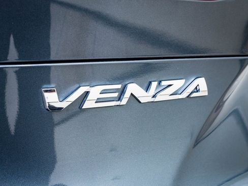 Used 2023 Toyota Venza Limited image 9