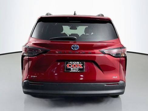 Used 2025 Toyota Sienna XLE FWD image 6