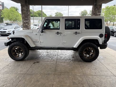 Used 2013 Jeep Wrangler Unlimited Sahara w/ Connectivity Group AWD/4WD image 9