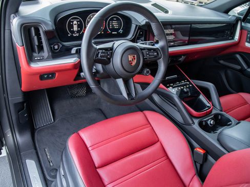 Certified 2026 Porsche Cayenne AWD/4WD image 4
