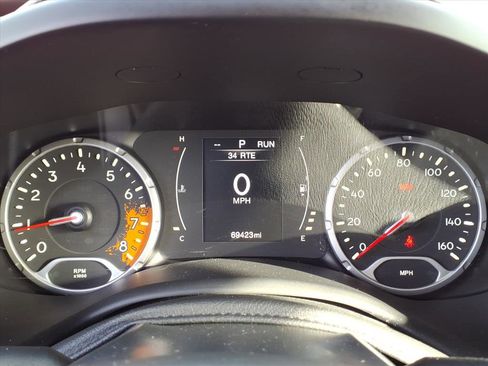 Used 2016 Jeep Renegade Latitude w/ Popular Equipment Group image 22