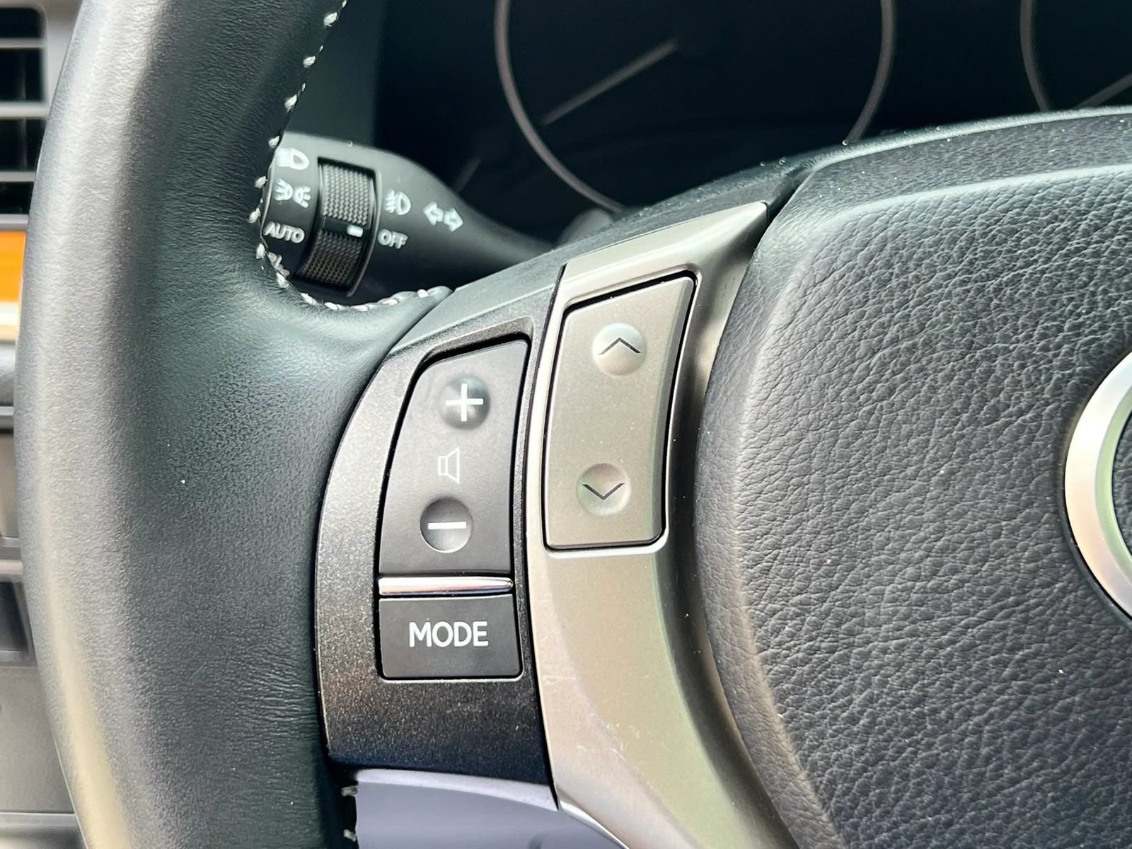 Used 2013 Lexus ES 300h w/ Luxury Pkg FWD image 9