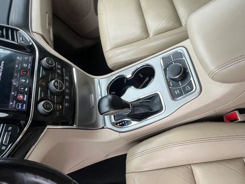 Used 2020 Jeep Grand Cherokee Limited AWD/4WD image 16