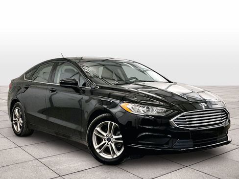 Used 2018 Ford Fusion SE w/ Fusion SE Technology Package FWD image 2