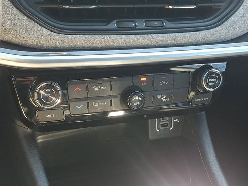 Used 2024 Jeep Compass Latitude AWD/4WD image 16