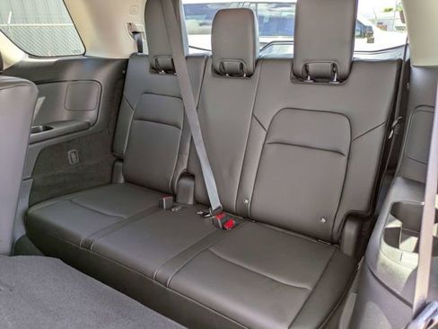 Used 2025 Nissan Pathfinder SL FWD image 16