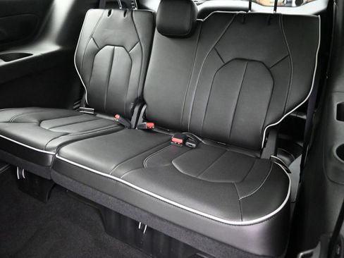 Used 2025 Chrysler Pacifica Limited FWD image 12