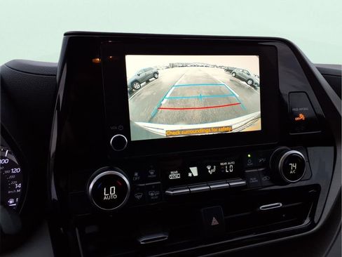 Used 2023 Toyota Highlander LE image 26