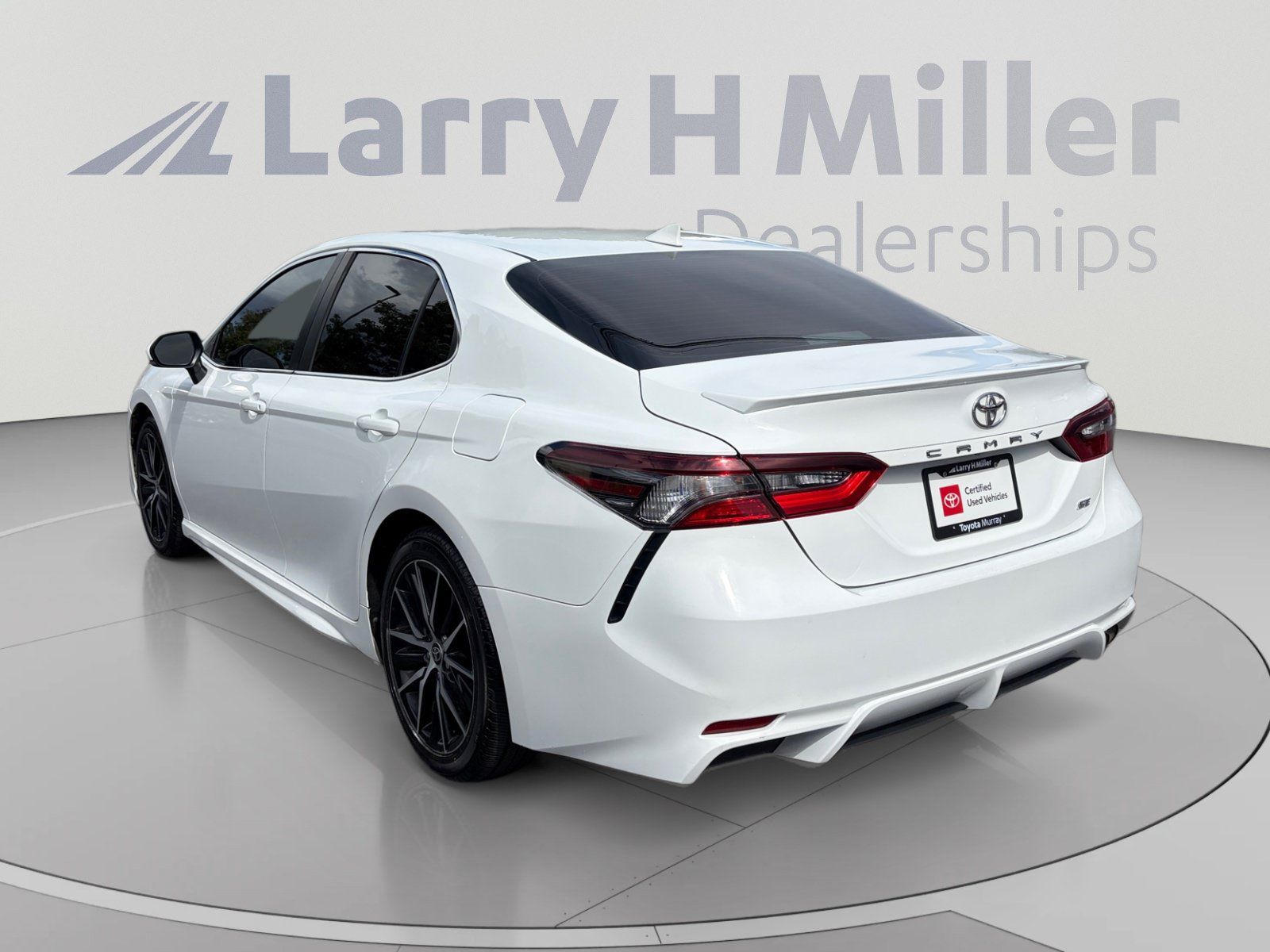 Used 2022 Toyota Camry SE FWD image 3