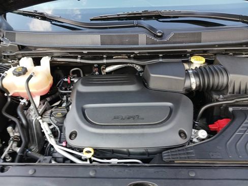 Used 2022 Chrysler Pacifica Touring-L w/ Uconnect Theater Family Group FWD image 14