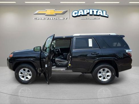 Used 2017 Toyota 4Runner SR5 AWD/4WD image 9