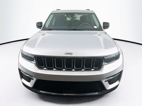 Used 2023 Jeep Grand Cherokee Laredo w/ Luxury Tech Group I AWD/4WD image 2