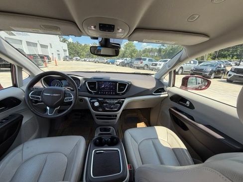 Used 2020 Chrysler Pacifica Touring-L Plus w/ Advanced Safetytec Group FWD image 15