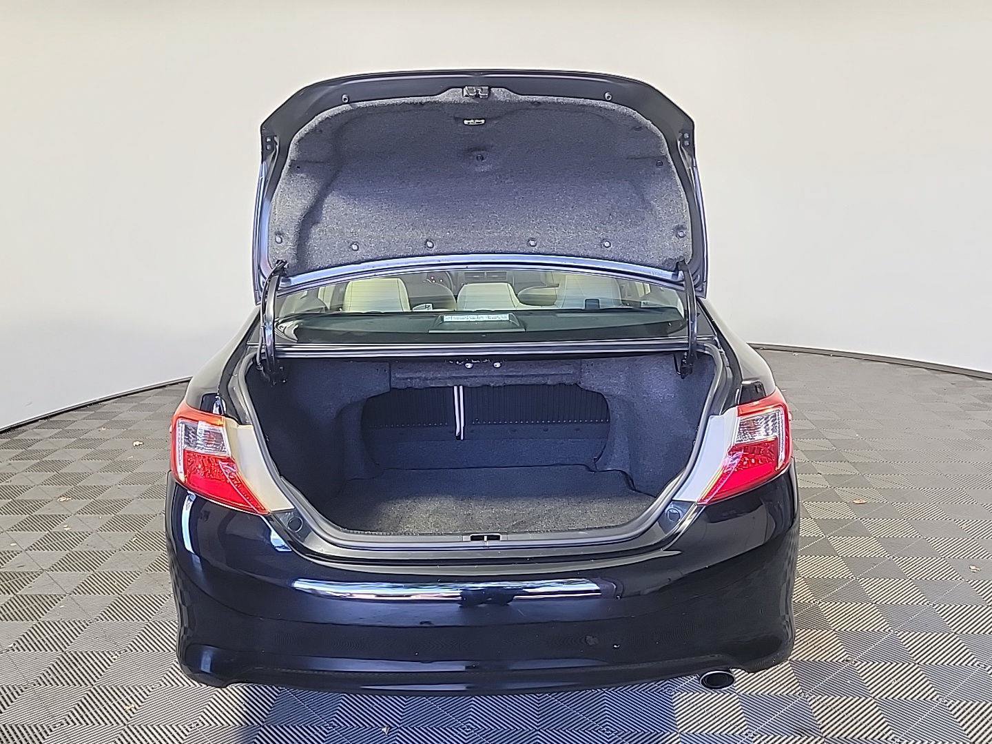 Used 2012 Toyota Camry XLE w/ Leather Pkg FWD image 6