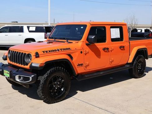 Used 2025 Jeep Gladiator Sport image 3