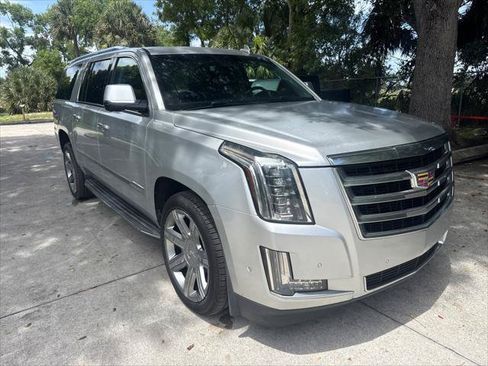 Used 2018 Cadillac Escalade ESV Luxury RWD image 5