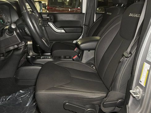 Used 2018 Jeep Wrangler Unlimited Sahara w/ Connectivity Group AWD/4WD image 17