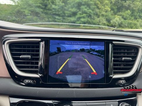 Used 2017 Chrysler Pacifica Touring-L image 22