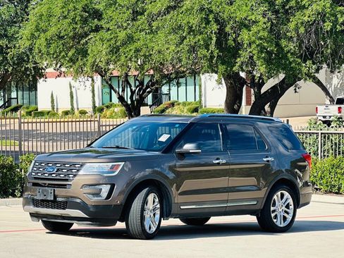 Used 2016 Ford Explorer Limited w/ Equipment Group 301A FWD image 4