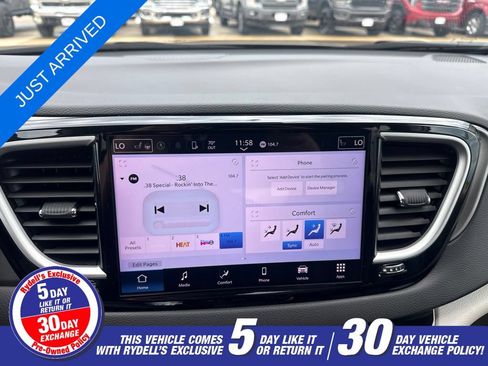 Certified 2024 Chrysler Pacifica Touring-L FWD image 12