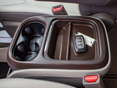 Used 2019 Chrysler Pacifica Touring-L image 30