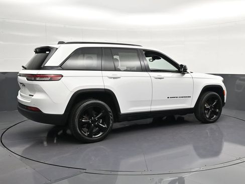 Used 2024 Jeep Grand Cherokee Limited w/ Black Appearance Package AWD/4WD image 3