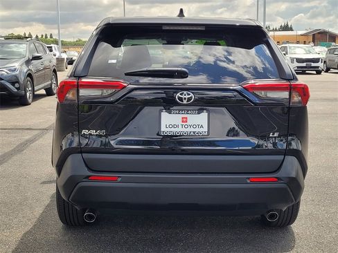 Used 2022 Toyota RAV4 LE image 5