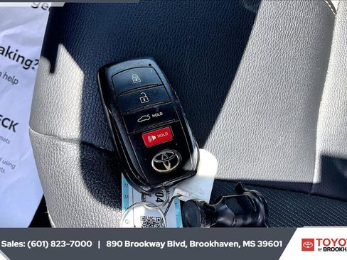Used 2025 Toyota Camry SE w/ Convenience Package FWD image 9