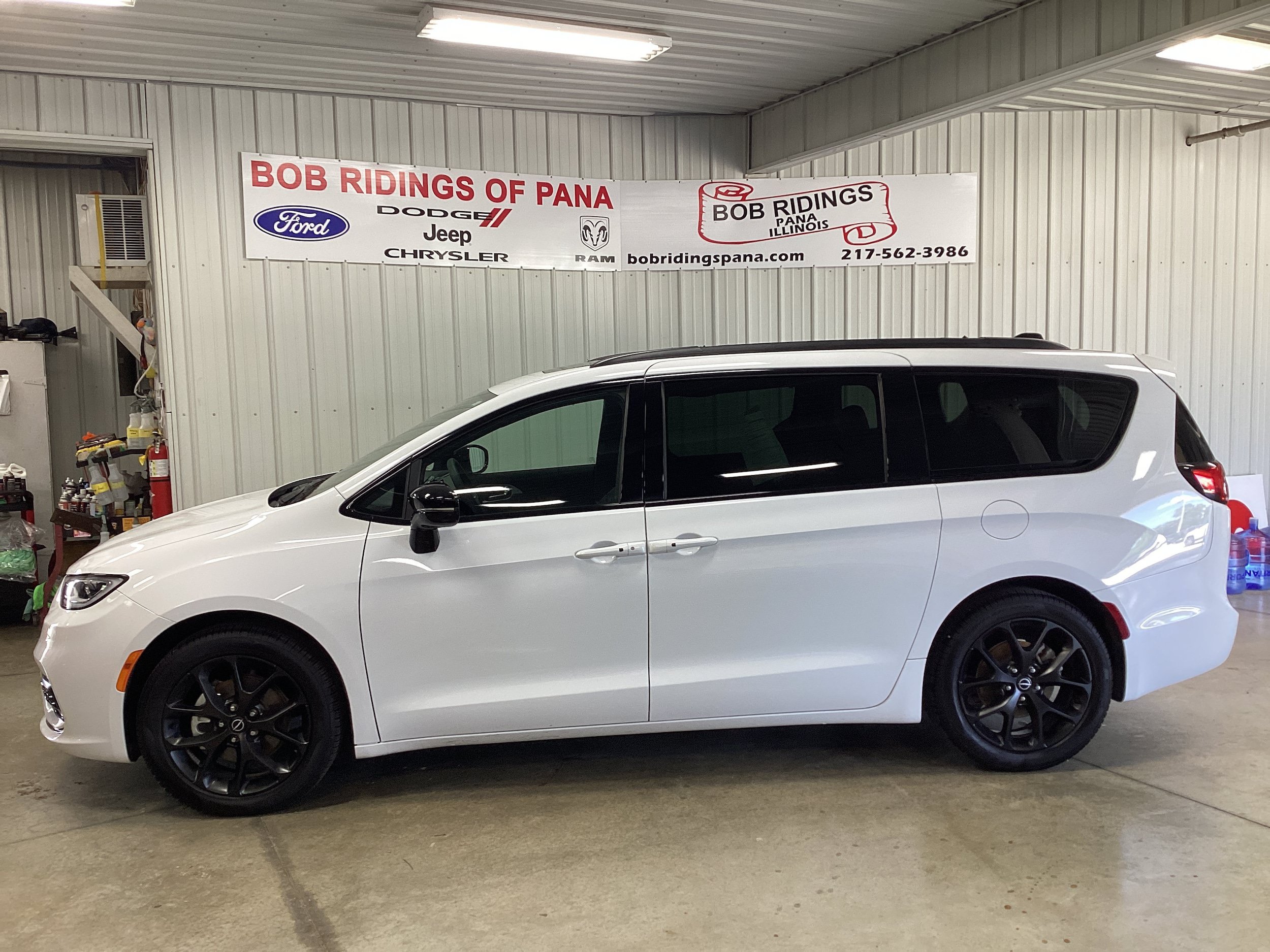 Used 2025 Chrysler Pacifica Limited FWD image 2