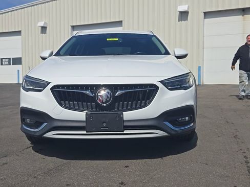 Used 2018 Buick Regal Essence w/ Driver Confidence Package #1 AWD/4WD image 2