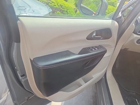 Used 2022 Chrysler Pacifica Touring-L image 7