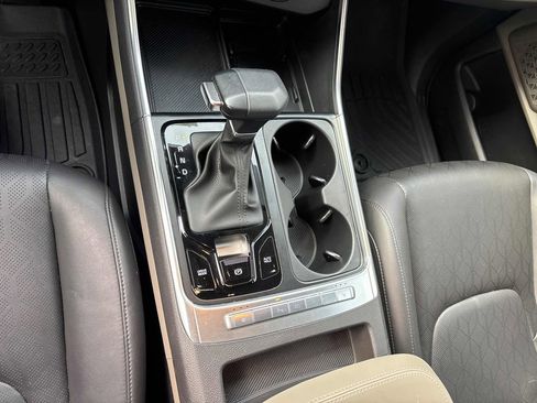 Used 2025 Kia Carnival EX image 24