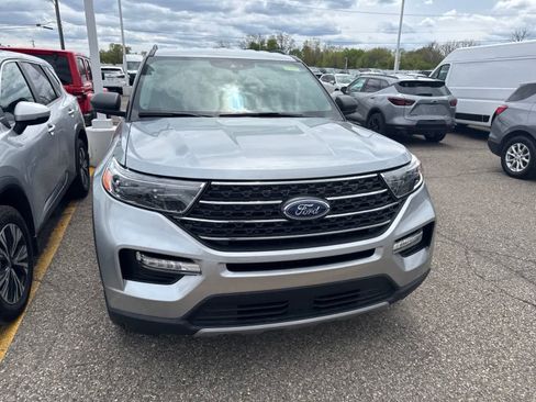 Used 2023 Ford Explorer XLT w/ Equipment Group 202A AWD/4WD image 4