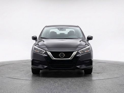 Used 2025 Nissan Versa SV image 2