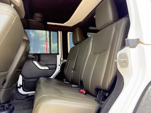 Used 2018 Jeep Wrangler Unlimited Sahara w/ Connectivity Group AWD/4WD image 9