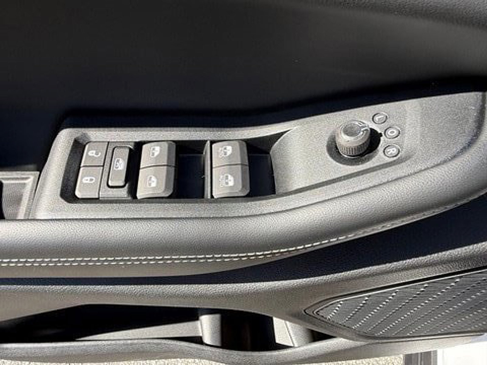 Used 2025 Jeep Grand Cherokee Altitude AWD/4WD image 12