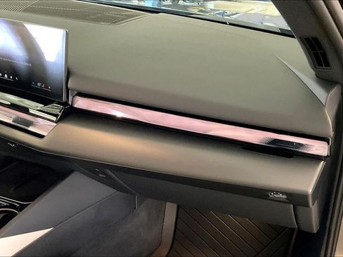 Used 2024 BMW i5 eDrive40i w/ M Sport Package RWD image 17