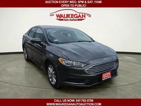 Used 2017 Ford Fusion SE image 3