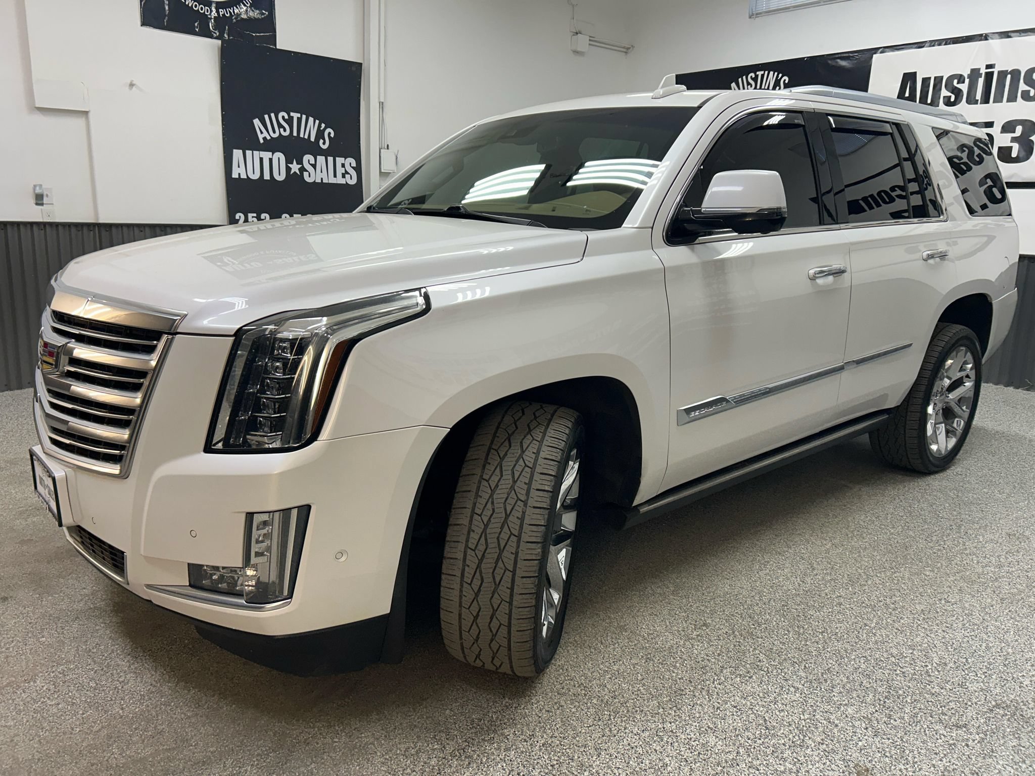 Used 2018 Cadillac Escalade Platinum AWD/4WD image 3