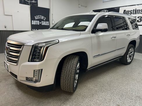 Used 2018 Cadillac Escalade Platinum AWD/4WD image 3