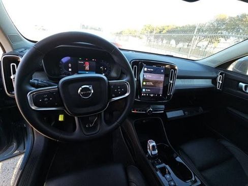 Used 2025 Volvo XC40 B5 Plus image 8