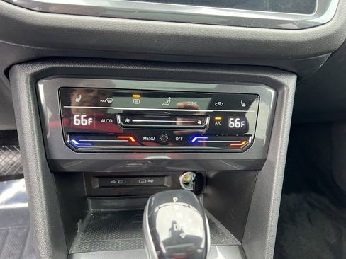 Used 2022 Volkswagen Tiguan SE w/ Panoramic Sunroof Package image 16