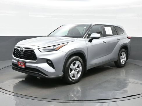 Used 2023 Toyota Highlander LE AWD/4WD image 2